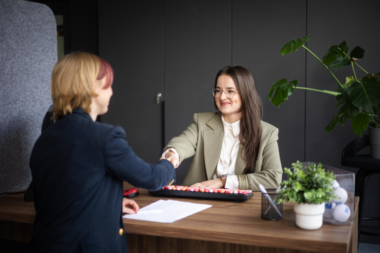Program Firma | Uniwersytet WSB Merito Bydgoszcz: Program firma_Bydgoszcz_uścisk dłoni dwóch kobiet
