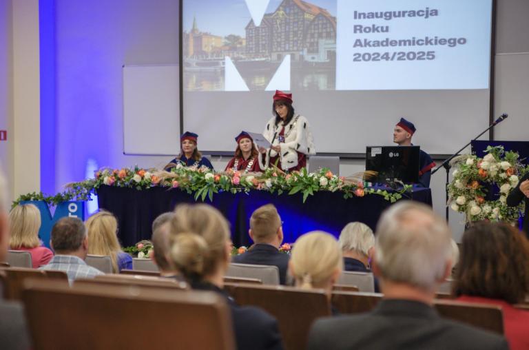 Poznaj nas | Uniwersytet WSB Merito Bydgoszcz: studenci, wykładowcy i władze Uniwersytetu WSB Merito Bydgoszcz podczas inauguracji roku akademickiego 2024/2025