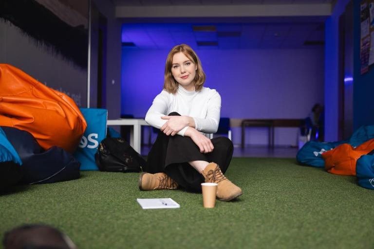 Stypendia i zniżki | Uniwersytet WSB Merito Bydgoszcz: studentka spędza czas wolny między zajęciami w strefie studenta na Uniwersytecie WSB Merito Bydgoszcz