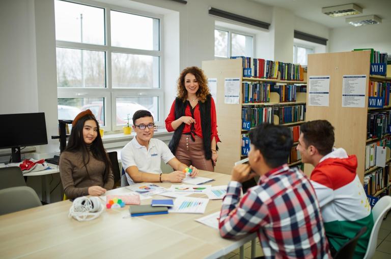 Biuro Karier | Uniwersytet WSB Merito Bydgoszcz: studenci w bibliotece Uniwersytetu WSB Merito Bydgoszcz