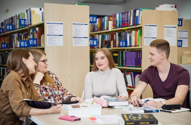 Biblioteka | Uniwersytet WSB Merito Bydgoszcz: Główne zdjęcie: Biblioteka - Uniwersytet WSB Merito Bydgoszcz - grupa studentów w bibliotece