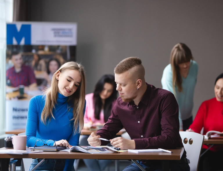 Studia II stopnia z podyplomowymi w Bydgoszczy | Uniwersytet WSB Merito Bydgoszcz: Główna grafika: Bydgoszcz-Studia II stopnia z podyplomowymi- Para studentów ucząca się 