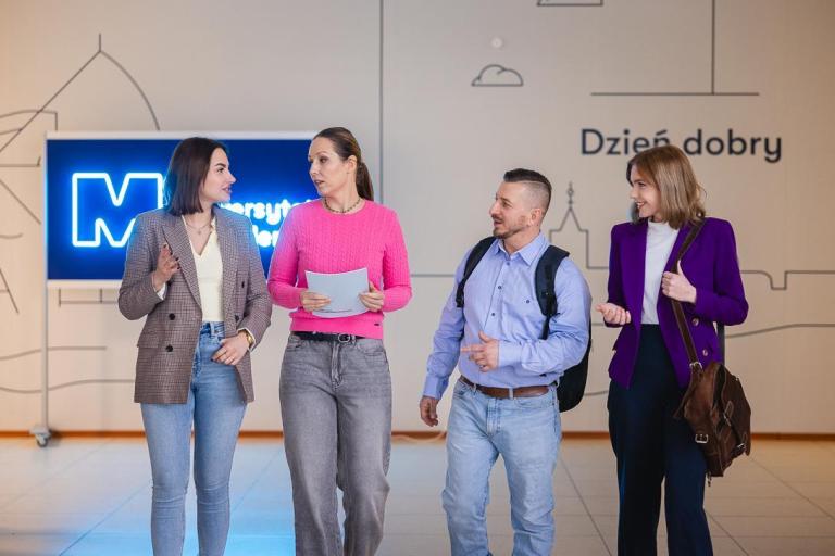 Studia I stopnia w Bydgoszczy | Uniwersytet WSB Merito Bydgoszcz: Główna grafika: Kontynuuj studia - Uniwersytet WSB Merito Bydgoszcz - studenci na korytarzu