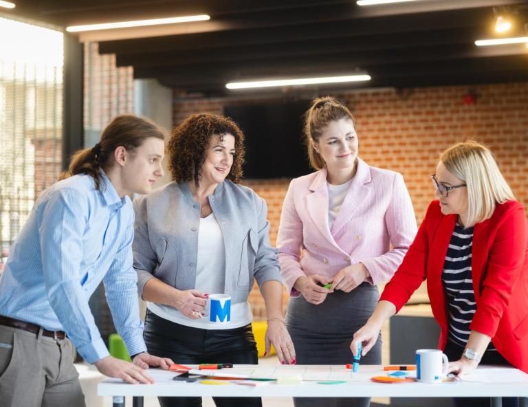 Dział Studiów Podyplomowych i MBA | Uniwersytet WSB Merito Bydgoszcz: Główna grafika: studia podyplomowe - Bydgoszcz- Uniwersytet WSB Merito Bydgoszcz - uczestnicy studiów podyplomowych podczas wspólnej pracy nad projektem