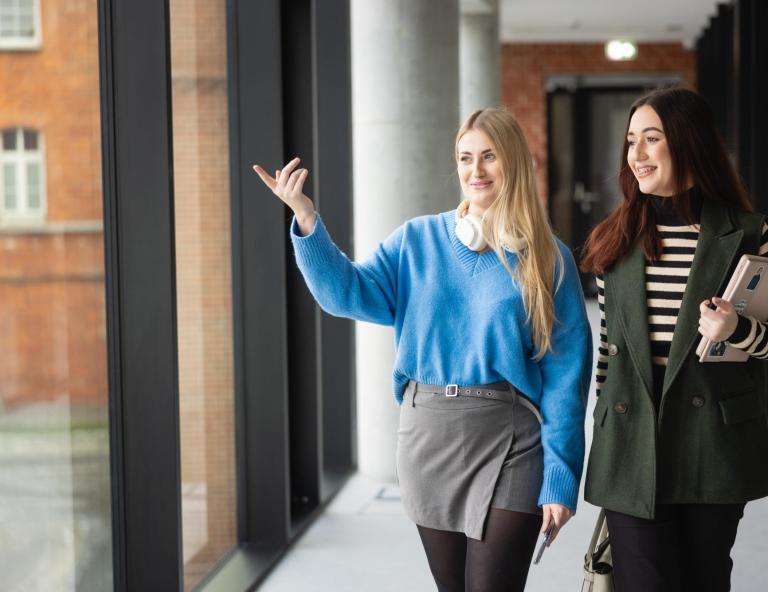 Stypendia i zniżki | Uniwersytet WSB Merito Bydgoszcz: Główna grafika: Bydgoszcz-studia I stopnia-studentki na UWSB Merito