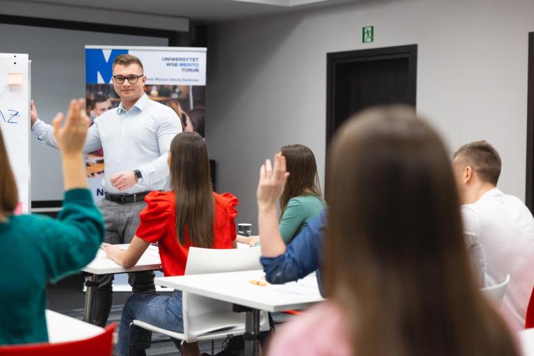 Szkoły | Uniwersytet WSB Merito Bydgoszcz: Główna grafika: Bydgoszcz-studia I stopnia-grupa studentów podczas zajęć na UWSB Merito w Bydgoszczy