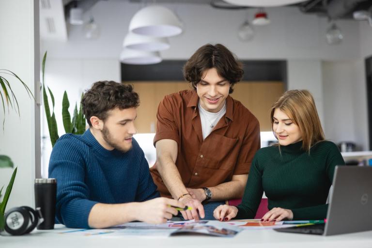 Negocjacje i mediacje w biznesie | Studia I stopnia w Bydgoszczy | Uniwersytet WSB Merito Bydgoszcz: Główna grafika: Bydgoszcz-studia I stopnia-studenci podczas zajęć