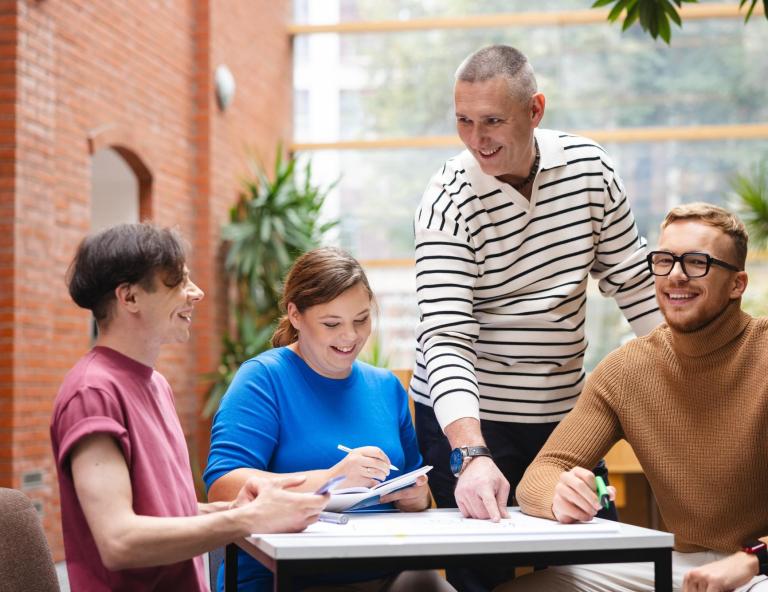 Pedagogika | Studia II stopnia w Bydgoszczy | Uniwersytet WSB Merito Bydgoszcz: Główna grafika: Bydgoszcz-studia I stopnia-grupa studentów podczas zajęć
