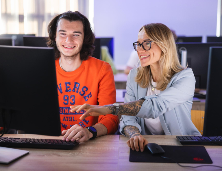 Bankowość i finanse cyfrowe | Studia II stopnia w Bydgoszczy | Uniwersytet WSB Merito Bydgoszcz: Główna grafika: Bydgoszcz-studia I stopnia-studenci podczas zajęć
