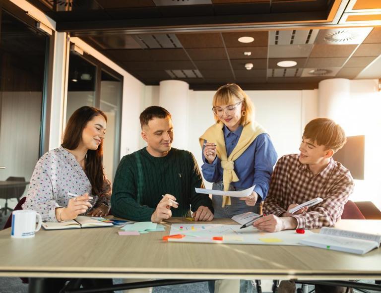 Marketing i sprzedaż | Studia II stopnia w Bydgoszczy | Uniwersytet WSB Merito Bydgoszcz: Główna grafika: Bydgoszcz-studia II stopnia-grupa studentów podczas nauki