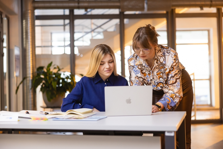 Kompleksowy program wsparcia kierunków Logistyka i Inżynieria Zarządzania kształcących na potrzeby branż kluczowych | Uniwersytet WSB Merito Bydgoszcz: Studentki pracujące razem