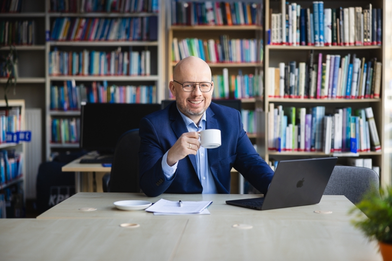 Studia MBA w Bydgoszczy | Uniwersytet WSB Merito Bydgoszcz: uczestnik MBA w bibliotece przy kawie 