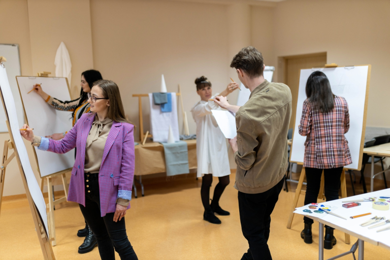 Wystawa prac studentów kierunku design w biznesie | 06.02–03.03.2026 [GALERIA ZDJĘĆ] | Aktualności | Uniwersytet WSB Merito Bydgoszcz: studenci podczas prac