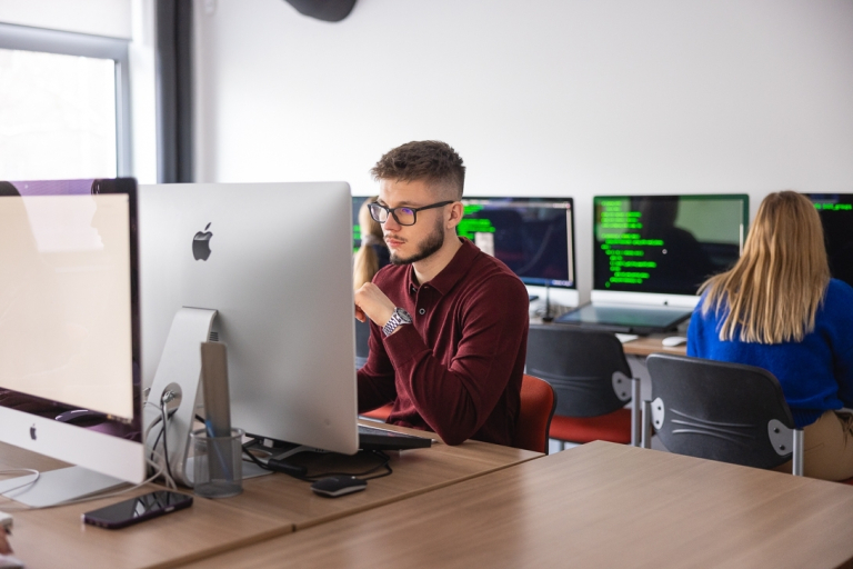 Cyberbezpieczeństwo | Studia II stopnia w Bydgoszczy | Uniwersytet WSB Merito Bydgoszcz: Student na zajęciach