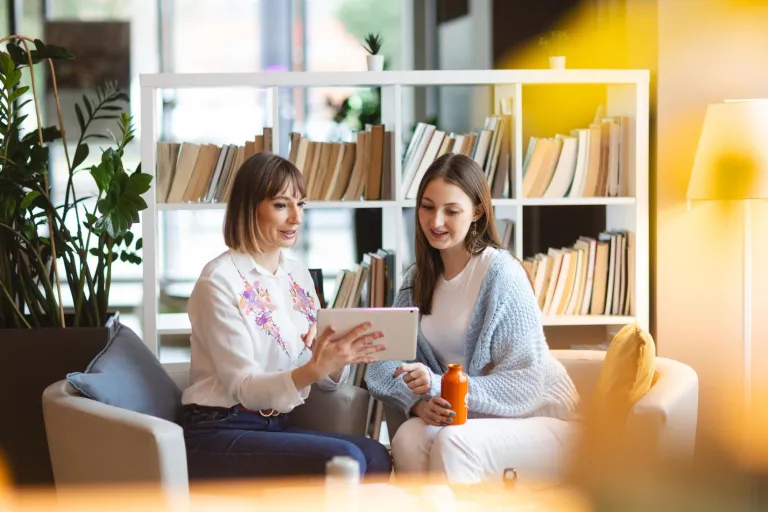 Podatki i doradztwo podatkowe | Studia II stopnia w Bydgoszczy | Uniwersytet WSB Merito Bydgoszcz: Główna grafika: Bydgoszcz-studia I stopnia-studentki podczas nauki