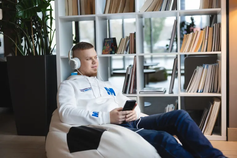 Informatyka w biznesie – studia inżynierskie | Studia I stopnia w Bydgoszczy | Uniwersytet WSB Merito Bydgoszcz: Główna grafika: Bydgoszcz-studia I stopnia-student korzysta z laptopa