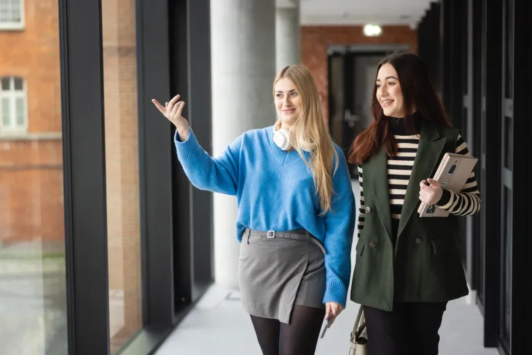 Podatki i doradztwo podatkowe | Studia II stopnia w Bydgoszczy | Uniwersytet WSB Merito Bydgoszcz: Główna grafika: Bydgoszcz-studia I stopnia-studentki na UWSB Merito