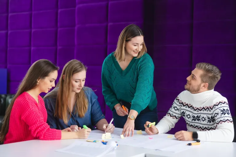 Digital Marketing | Studia II stopnia ze studiami podyplomowymi  | Uniwersytet WSB Merito Bydgoszcz: Główna grafika: Bydgoszcz-studia I stopnia-grupa studentów podczas tworzenia projektu