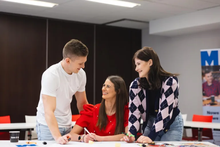 Analityk danych | Studia I stopnia w Bydgoszczy | Uniwersytet WSB Merito Bydgoszcz: Główna grafika: Bydgoszcz-studia I stopnia-grupa studentów podczas projektu