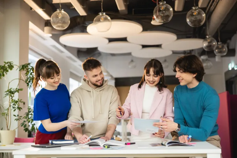 Grafika komputerowa w reklamie | Studia I stopnia w Bydgoszczy | Uniwersytet WSB Merito Bydgoszcz: Główna grafika: Bydgoszcz-studia I stopnia-grupa studentów podczas nauki