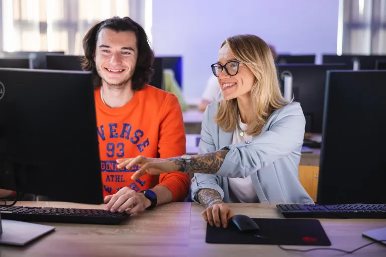 IT in Business | Studia I stopnia w Bydgoszczy | Uniwersytet WSB Merito Bydgoszcz: Główna grafika: Bydgoszcz-studia I stopnia-studenci podczas zajęć