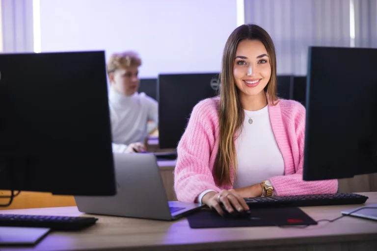 Logistyka i inżynieria produkcji | Studia I stopnia w Bydgoszczy | Uniwersytet WSB Merito Bydgoszcz: Główna grafika: Bydgoszcz-studia I stopnia-studenci podczas zajęć