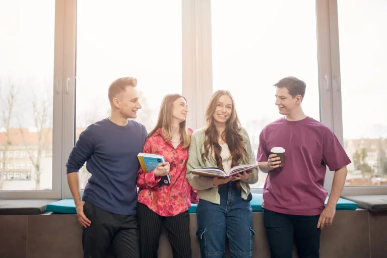 Inżynieria zarządzania | Studia I stopnia w Bydgoszczy | Uniwersytet WSB Merito Bydgoszcz: Główna grafika: Bydgoszcz-studia I stopnia-Grupa studentów na UWSB Merito