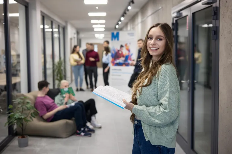 Turystyka | Studia I stopnia w Bydgoszczy | Uniwersytet WSB Merito Bydgoszcz: Główna grafika: Bydgoszcz-studia I stopnia-studentka na UWSB Merito