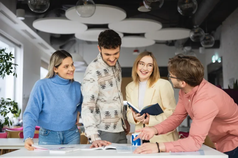 Grupa studentów pracująca nad projektem