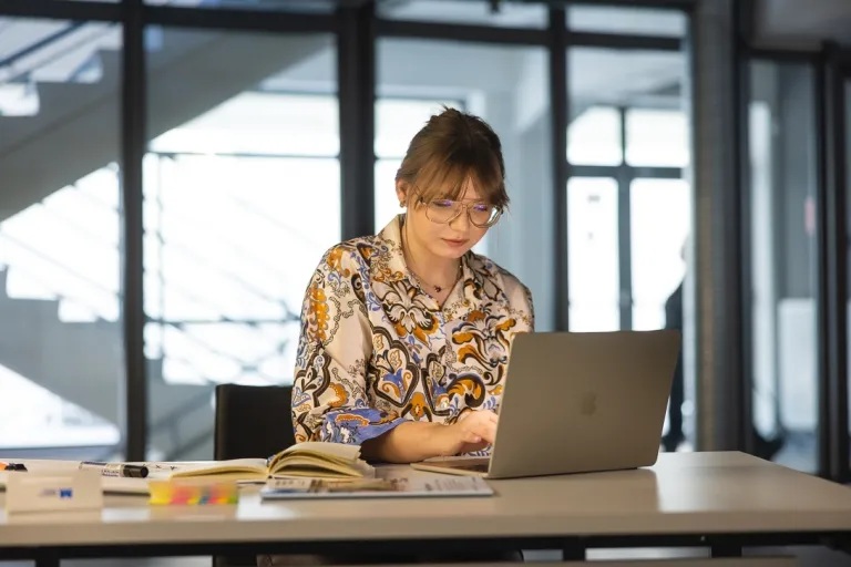 LEANconnect #3 | 18 listopada 2025 na Uniwersytecie WSB Merito Bydgoszcz | Aktualności | Uniwersytet WSB Merito Bydgoszcz: Studentka przy laptopie