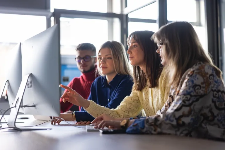 Finanse cyfrowe | Studia I stopnia w Bydgoszczy | Uniwersytet WSB Merito Bydgoszcz: Studenci w sali informatycznej