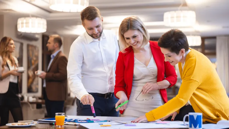 LEANconnect #4 17 marca na UWSB Merito Bydgoszcz! [GALERIA ZDJĘĆ] | Aktualności | Uniwersytet WSB Merito Bydgoszcz: studenci omawiający projekt