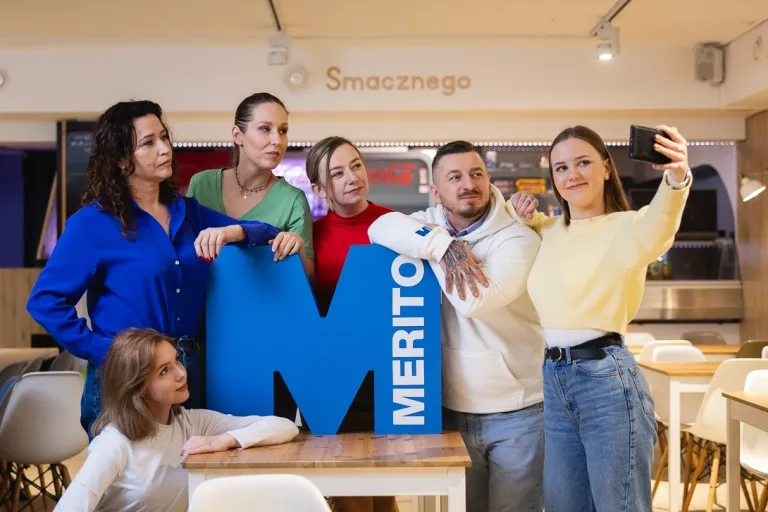 Odbierz kawę od UWSB Merito Bydgoszcz – już 24 kwietnia | Aktualności | Uniwersytet WSB Merito Bydgoszcz: szóstka studentów robi sobie zdjęcie