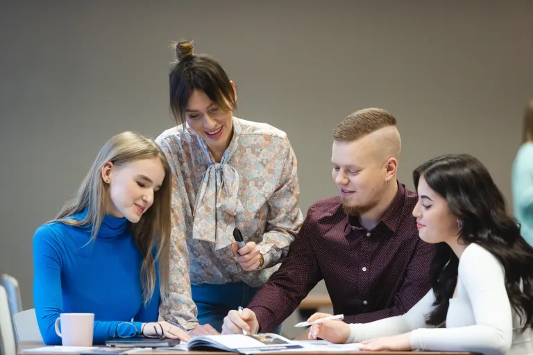 Seminarium „Prawo mieszkaniowe w praktyce – spółdzielnie, wspólnoty i najem instytucjonalny” | 13 czerwca [GALERIA ZDJĘĆ] | Aktualności | Uniwersytet WSB Merito Bydgoszcz: czwórka studentów omawiających projekt