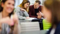Rachunkowość i finanse przedsiębiorstw | Studia I stopnia w Chorzowie | Uniwersytet WSB Merito Chorzów: studenci w sali 