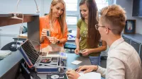 Inżynieria zarządzania | Studia I stopnia w Chorzowie | Uniwersytet WSB Merito Chorzów: studenci w laboratorium materiałoznawstwa