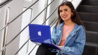 Zarządzanie systemami informatycznymi | Studia II stopnia w Chorzowie | Uniwersytet WSB Merito Chorzów: studentka z laptopem 