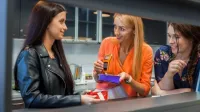 Logistyka handlu i dystrybucji | Studia I stopnia w Chorzowie | Uniwersytet WSB Merito Chorzów: studenci omawiający zagadnienie z wykładowcą