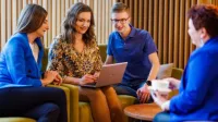 Przygotowanie pedagogiczne – dla nauczycieli teoretycznych przedmiotów zawodowych | Studia podyplomowe w Chorzowie | Uniwersytet WSB Merito Chorzów: studenci omawiający zadanie