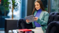 Sztuczna inteligencja | Studia I stopnia w Chorzowie | Uniwersytet WSB Merito Chorzów: studentka oglądająca coś na tablecie