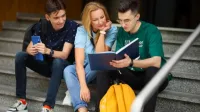 Informatyka | Studia I stopnia w Chorzowie | Uniwersytet WSB Merito Chorzów: studenci czytający notatki