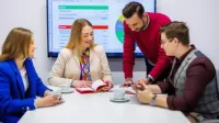 Zarządzanie projektem - Junior Project Manager | Studia II stopnia w Chorzowie | Uniwersytet WSB Merito Chorzów: studenci omawiający projekt