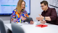 Bankowość i finanse cyfrowe | Studia I stopnia w Chorzowie | Uniwersytet WSB Merito Chorzów: studenci omawiający zadanie