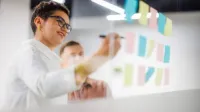 Energetyka wiatrowa | Studia podyplomowe w Chorzowie | Uniwersytet WSB Merito Chorzów: studenci robiący notatki 