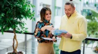 Zarządzanie zasobami ludzkimi | Studia podyplomowe w Chorzowie | Uniwersytet WSB Merito Chorzów: studenci omawiający zadanie