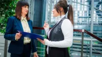 Audyt śledczy – psychologia sprawcy i techniki śledcze | Studia podyplomowe w Chorzowie | Uniwersytet WSB Merito Chorzów: studentki rozmawiające ze sobą 