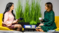 Trener języków obcych | Studia podyplomowe w Chorzowie | Uniwersytet WSB Merito Chorzów: studentki rozmawiające ze sobą 