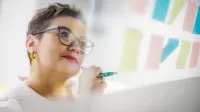 Analityk finansowy | Studia podyplomowe w Chorzowie | Uniwersytet WSB Merito Chorzów: studentka robiąca notatki 