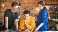 Marketing i zarządzanie sprzedażą | Studia I stopnia w Chorzowie | Uniwersytet WSB Merito Chorzów: studenci pracujący nad projektem 