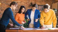 Logistyka | Studia I stopnia w Chorzowie | Uniwersytet WSB Merito Chorzów: studenci omawiający projekt 